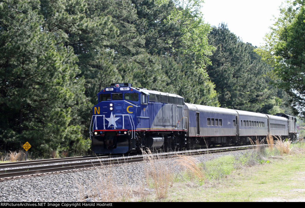 RNCX 101 leads train P075-20 southbound